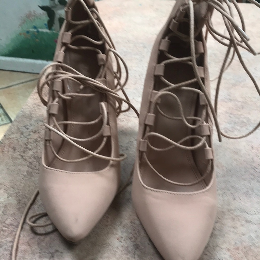 Beige tie up pumps